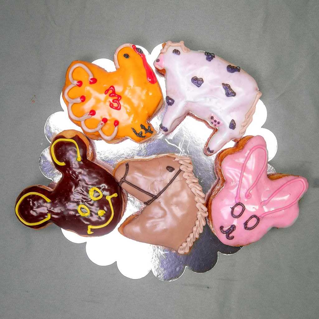 Holiday bismarks arranged in a circle